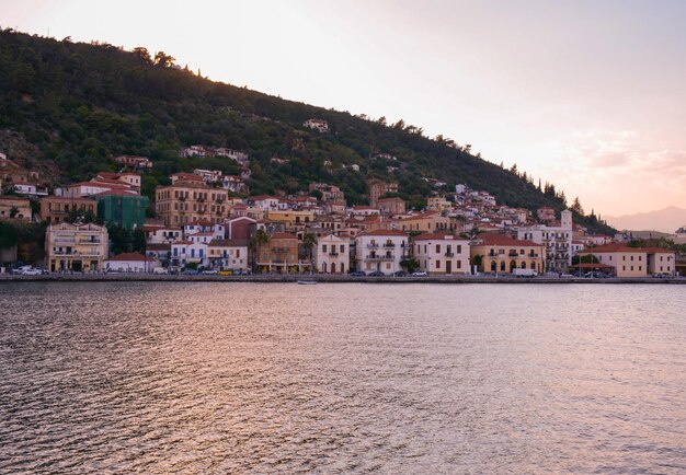 Remblai de Gytheio dans le Péloponnèse en Grèce au coucher du soleil