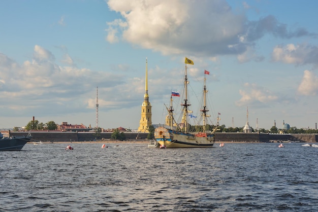 Remblai Neva et forteresse Pierre et Paul à Saint-Pétersbourg