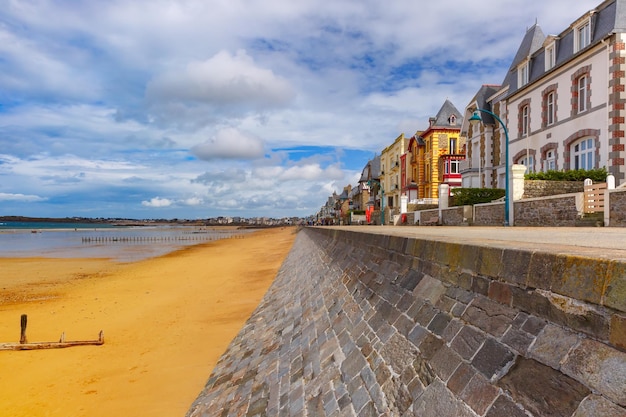 Remblai en pierre et plage à marée basse dans la belle ville portuaire fortifiée de corsaires saintmalo al