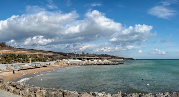 Remblai d'une plage de banlieue sur la mer Noire