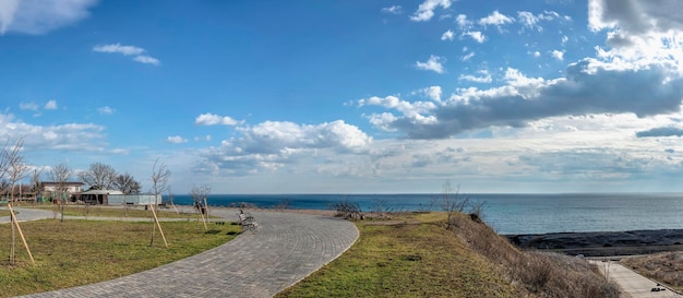 Remblai d'une plage de banlieue sur la mer Noire