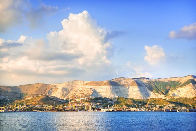 Photo remblai et port ensoleillé bleu mer noire admiral serebryakov embankment territoire de krasnodar novorossiysk