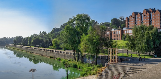 Remblai de la ville de Dnipro en Ukraine sur une journée d'été ensoleillée