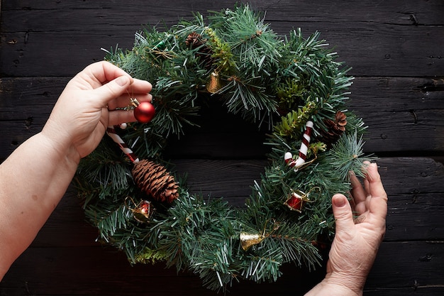 remet la guirlande de Noël sur fond de bois