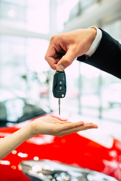 Remise des clés d'une voiture en concession