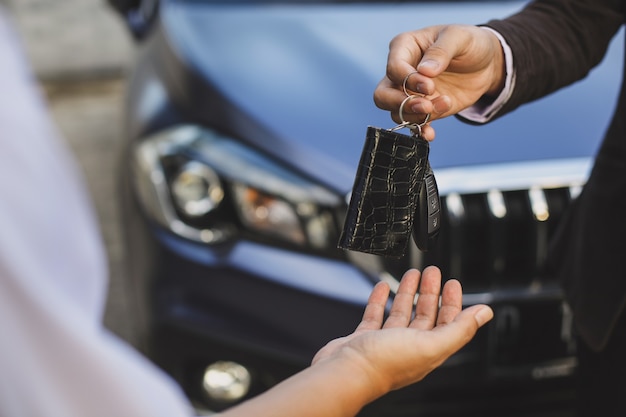 Remise Des Clés De Voiture Du Vendeur De Voitures Au Client