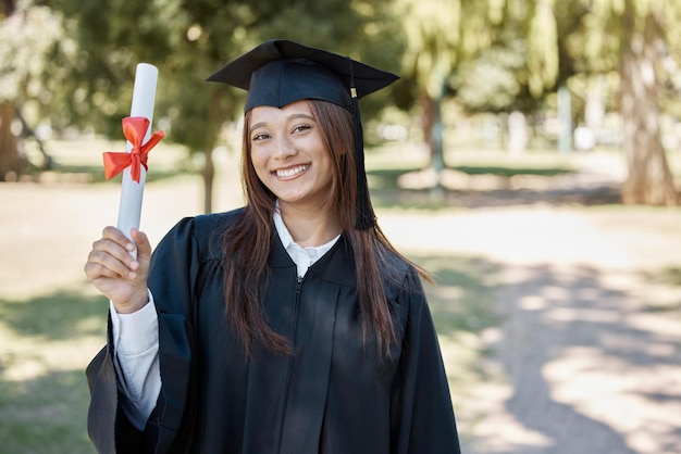 Remise des diplômes universitaires et portrait d'une fille sur le campus avec le sourire pour le diplôme et la réussite