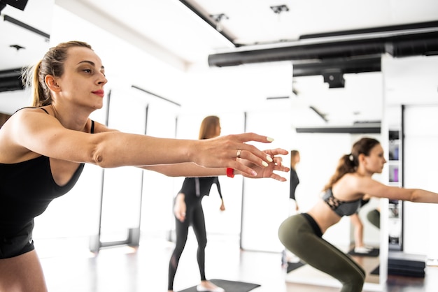 Remise en forme de femme dans la salle de gym