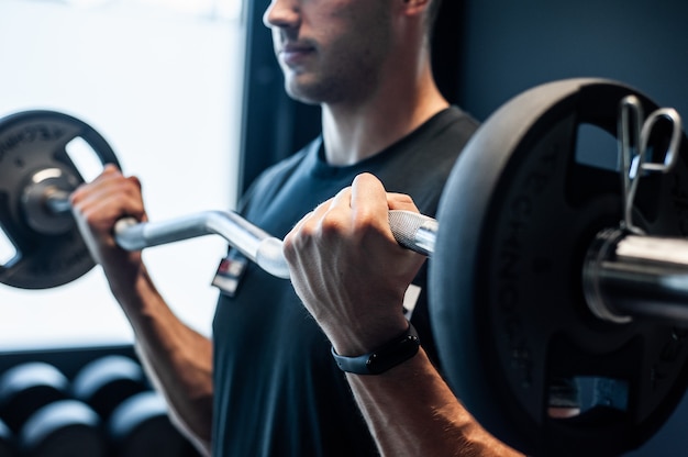 remise en forme de jeune homme au gymnase