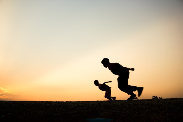 Remise en forme sur le lever du soleil silhouette Le concept de bien-être d&#39;entraînement garçon en cours d&#39;exécution.