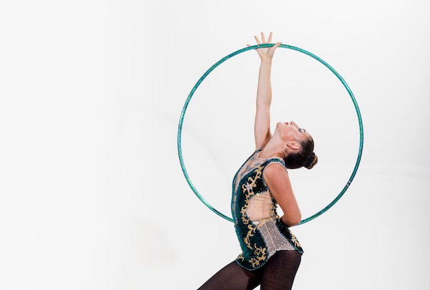 Remise en forme et régime d'une gymnaste de fille Activités sportives d'entraînement dans la salle de gym d'une fille flexible Femme avec anneau de gymnastique Succès sportif et santé