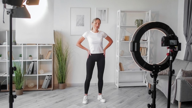 Remise en forme vlogging tournage séance d'entraînement athlétique femme