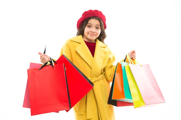 Remise de vente. Jour de shopping. Heureux enfant souriant tenir des paquets. Astuces pour le profit. Marques préférées et tendances les plus chaudes. Vente de mi-saison. Fille avec des sacs à provisions. Shopping et achat. Vendredi noir.