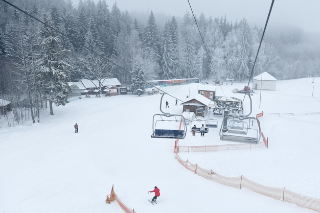 Remontées mécaniques dans la forêt d'hiver de la station