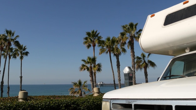 Remorque camping-car ou caravane pour road trip. Palmiers tropicaux au bord de l'eau et plage de l'océan Pacifique, Oceanside California USA. Vacances en bord de mer en camping-car, camping-car RV. Camping-car mobil home.