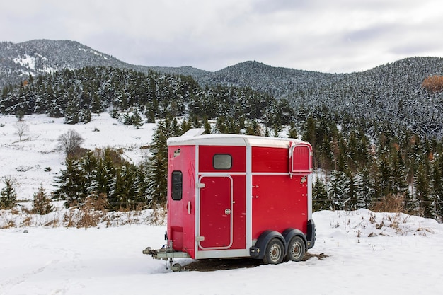 La remorque du cheval rouge dans la montagne