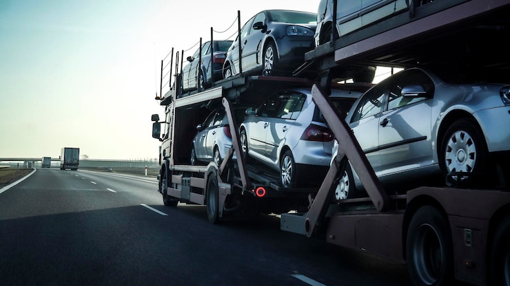 Photo une remorque de transport de voitures chargée de nombreuses voitures sur une autoroute avec un effet de flou de mouvement