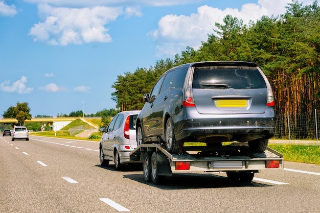 Remorque de voiture sur la route en Pologne.