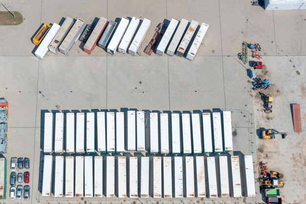 Remorques de camions colorées garées les unes à côté des autres vues d'en haut