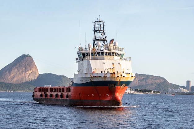 Remorqueur dans la baie de Guanabara à Rio de Janeiro