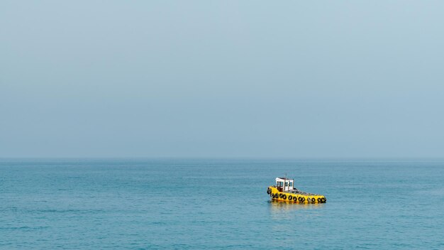 Le remorqueur jaune dans la mer Méditerranée