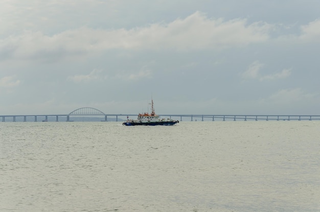 Un remorqueur de mer sur le fond du pont de Crimée.