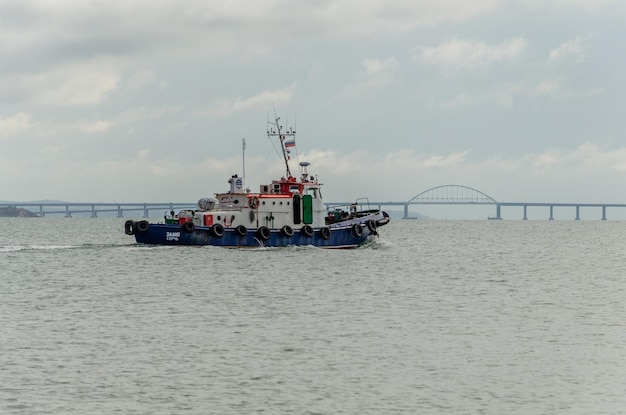 Remorqueur de mer sur le fond du pont.