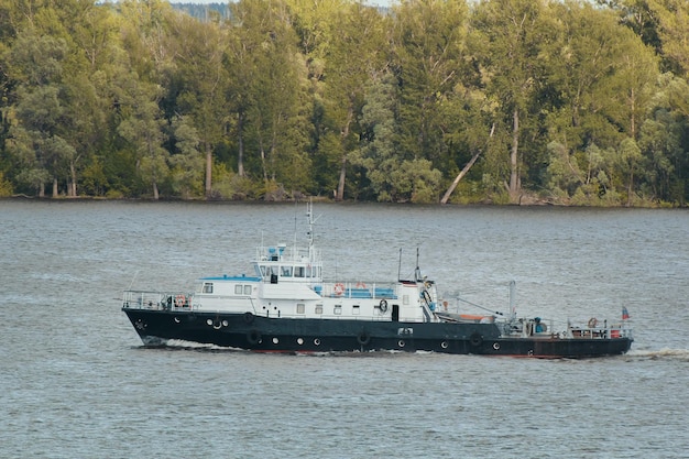 Le remorqueur de rivière flotte sur la volga, tir de telphoto