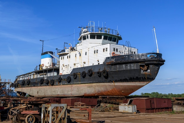 Remorqueur à terre sur chantier de réparation navale