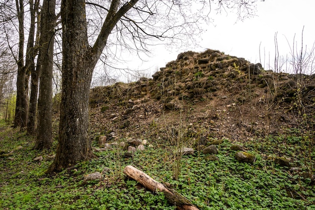 Rempart en terre de l'ancienne muraille de la forteresse. les restes du mur de la forteresse. Kremlin. C'est une sale journée