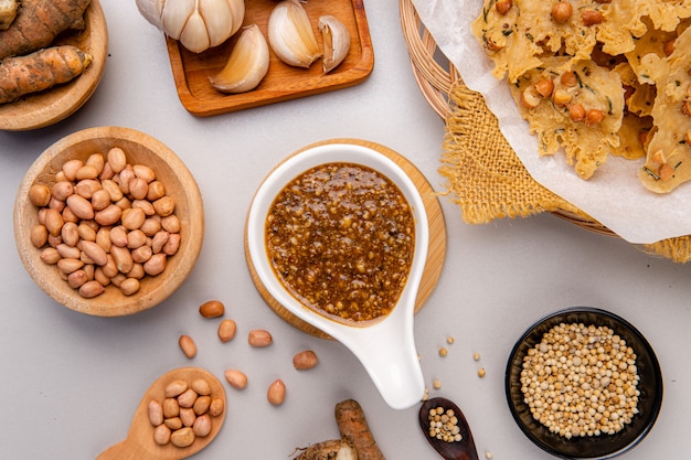 rempeyek ou peyek kacang est un biscuit salé indonésien-javanais frit à base de farine de riz