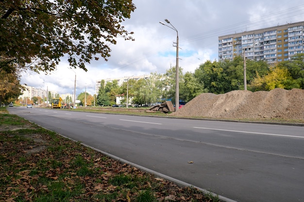 Remplacement des anciennes voies du tramway à Kiev Septembre 2021 préparation de la pose de nouveaux rails