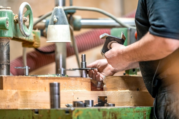 Remplacement de couteaux sur une fraiseuse dans une menuiserie