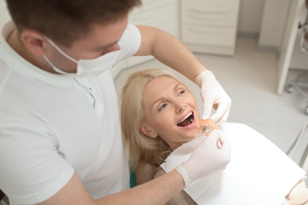 Remplacement des dents. Chirurgien-dentiste faisant la procédure de remplacement des dents