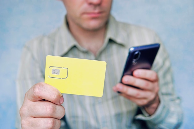 Remplacement de la puce de la carte nano sim dans un smartphone moderne vue rapprochée espace vide pour la conception