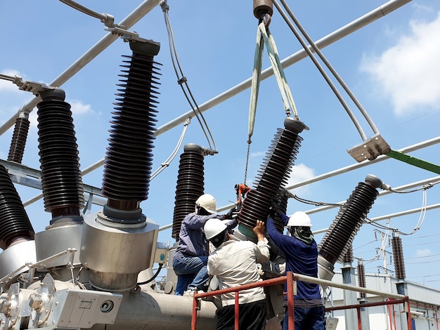 Remplacement de la traversée en porcelaine de l'appareillage de commutation hybride 115 kV par un superviseur spécialisé en électricité