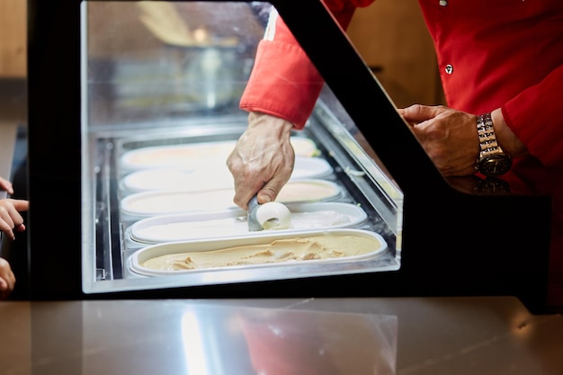 Remplir un cône de gaufre avec de la glace Grand assortiment de différentes glaces Servir de la glace