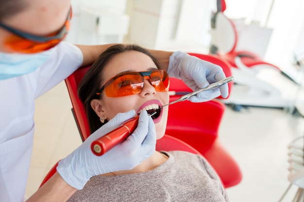 Remplir les dents chez une fille en dentisterie.