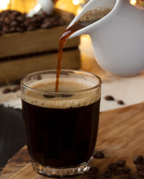 Remplir Une Tasse De Café Noir, Mise Au Point Sélective. Ambiance De Noël.