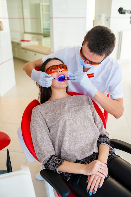 Remplissage des dents chez une femme en dentisterie