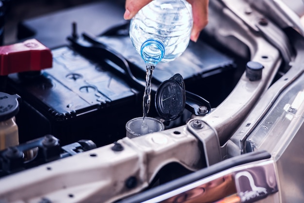 Remplissage service de maintenance de voiture réservoir réservoir lave-glace pare-brise