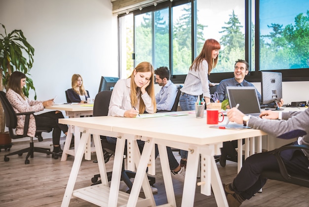 Remue-méninges dans un bureau de démarrage