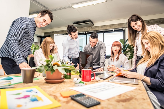 Remue-méninges dans un bureau de démarrage