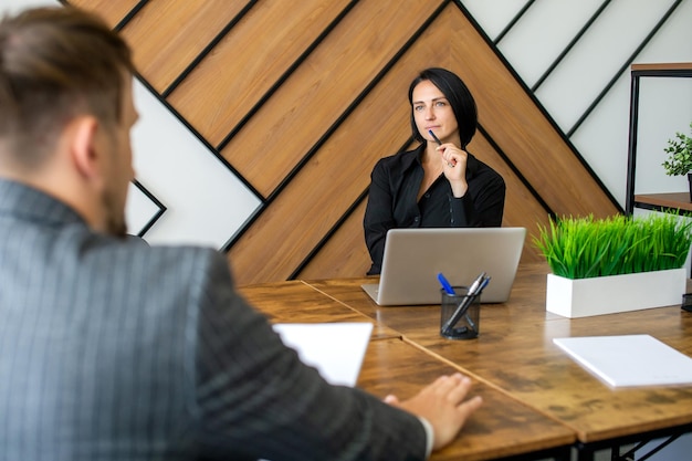 Remue-méninges de travail de bureau entre un homme et une femme