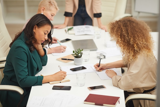 Remue-méninges des travailleurs des entreprises modernes