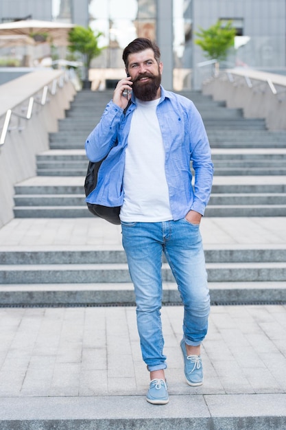 Renaissance après le verrouillage du coronavirus Vie moderne Distanciation sociale Concept de changement de décor Beau hipster avec sac à dos rue piétonne Homme voyageur sac à dos Marcher dans des rues vides