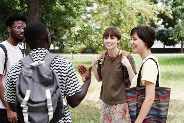 Rencontre d'amis dans le parc