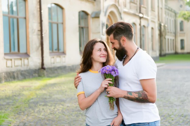 Rencontre de couple pour rendez-vous Homme donnant des fleurs Règles d'or rendez-vous parfait Bonheur simple Idée de rendez-vous romantique Guy a préparé un bouquet surprise pour sa petite amie Vrais sentiments Hipster barbu tomber amoureux