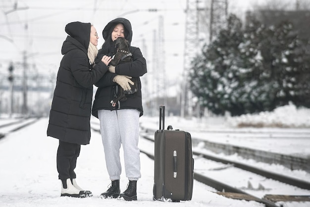 Rencontre de deux jeunes femmes à la gare Voyage en train