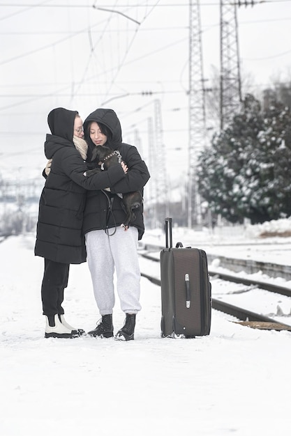 Rencontre de deux jeunes femmes à la gare Voyage en train